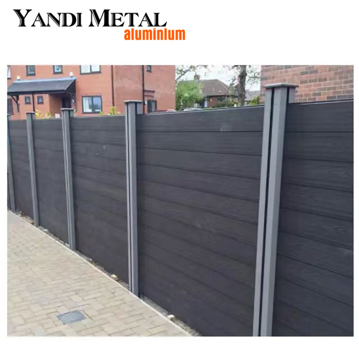 Piezas de aluminio del panel de la cerca de la puerta del jardín del PVC del plástico de madera blanco del material personalizado