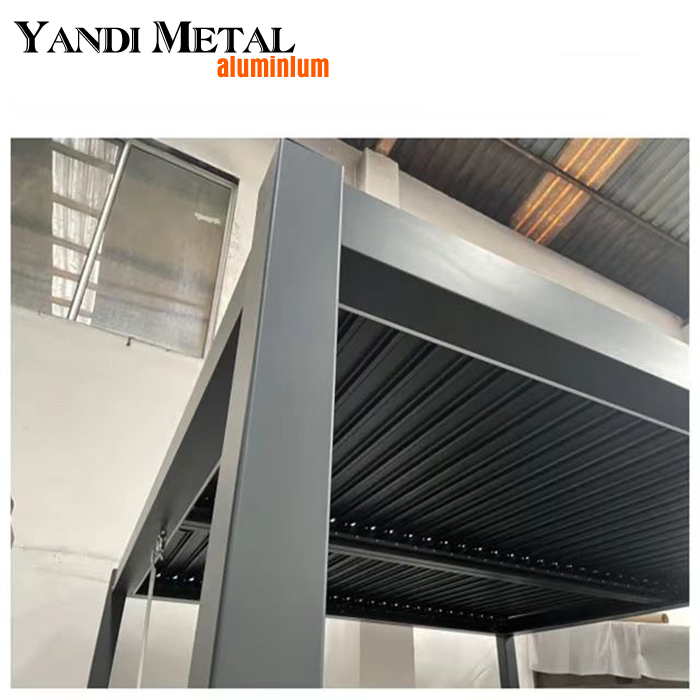 Techo de lamas de aluminio eléctrico retráctil, iluminación regulable impermeable, sistema de pérgola bioclimática de lujo