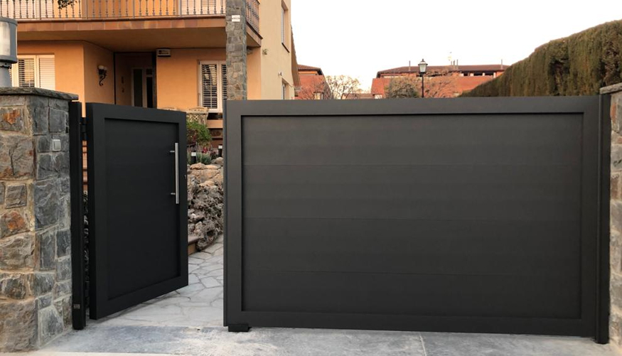 Accesorios para cercas de aluminio: puertas, tapas y remates