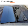 El diseño de espejo de color American Black combina puertas de garaje de aluminio con modernas puertas de garaje automáticas de vidrio.