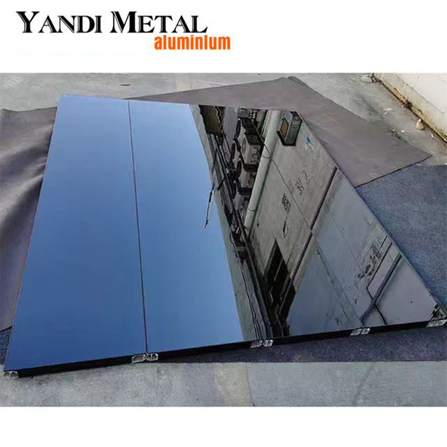 El diseño de espejo de color American Black combina puertas de garaje de aluminio con modernas puertas de garaje automáticas de vidrio.