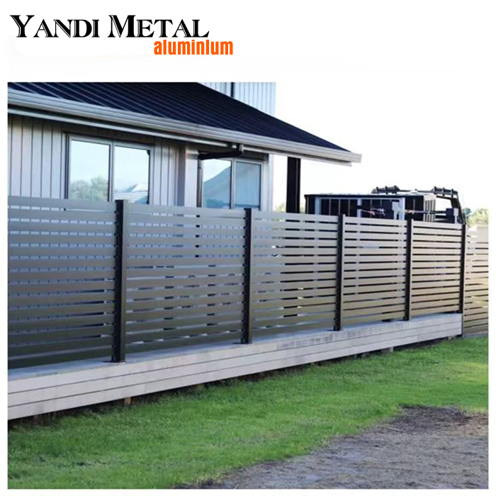 La fábrica suministra directamente diferentes tamaños de recubrimientos en polvo para paneles de barandillas de tiras de aluminio para exteriores para cercas de aluminio para jardines privados.