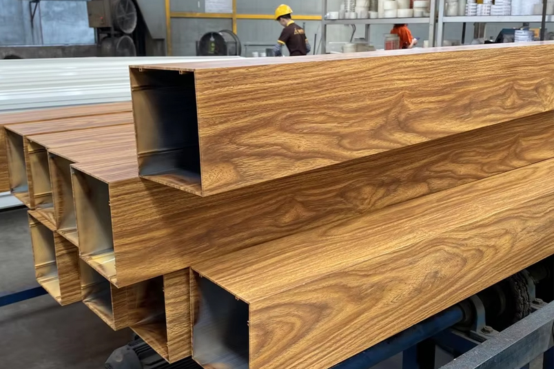 Acabados de veta de madera 3D/4D/5D: innovaciones en la estética del aluminio