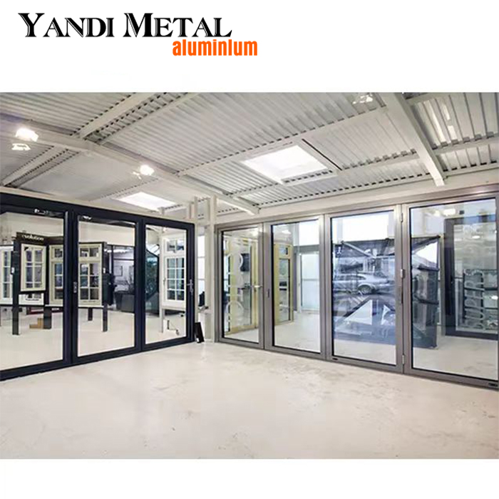 Marco de la casa de alto rendimiento Puerta del armario de entrada principal Acceso seguro por puerta corrediza plegable de aluminio con disyuntor térmico