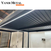 Restaurante al aire libre abre automáticamente una pérgola bioclimática con techo de lamas y un pabellón de aluminio iluminado