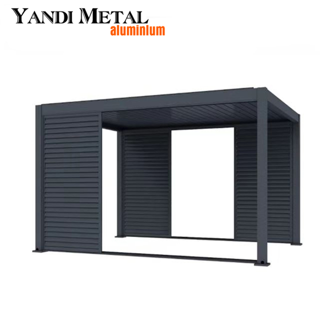 Restaurante al aire libre abre automáticamente una pérgola bioclimática con techo de lamas y un pabellón de aluminio iluminado