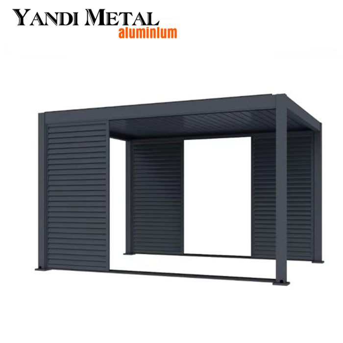 Restaurante al aire libre abre automáticamente una pérgola bioclimática con techo de lamas y un pabellón de aluminio iluminado