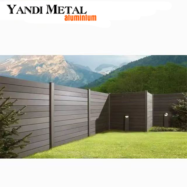 Casa con patio y jardín de alta calidad decorada con valla de seguridad para jardín privado de WPC resistente a los rayos UV