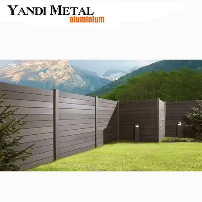 Casa con patio y jardín de alta calidad decorada con valla de seguridad para jardín privado de WPC resistente a los rayos UV